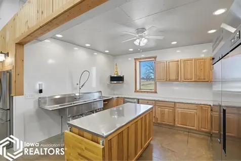886 Henik Road Mount Vernon IA 52314