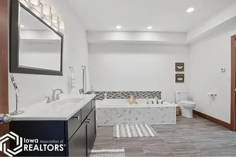 886 Henik Road Mount Vernon IA 52314