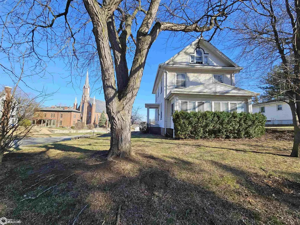 212 S 7th Street Burlington IA 52601