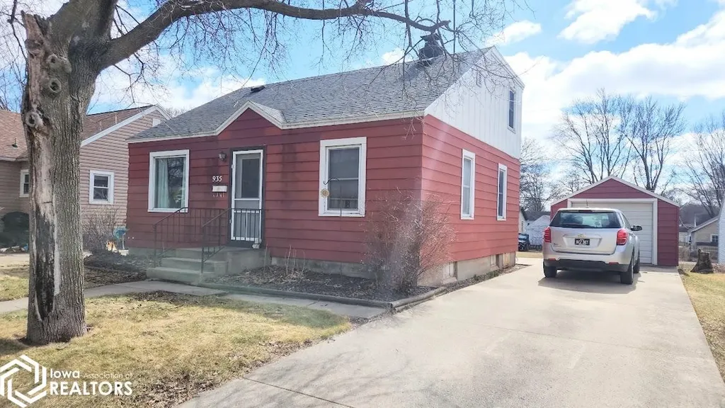 935 11th Street NE Mason City IA 50401