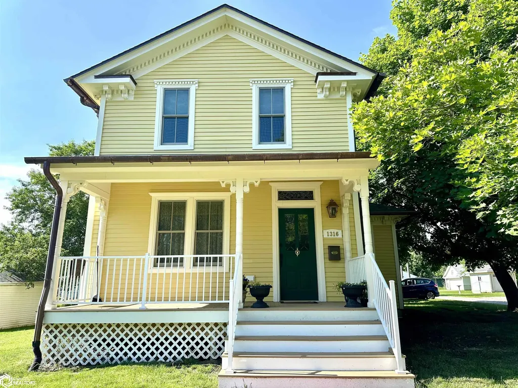 1316 4th Avenue Grinnell IA 50112