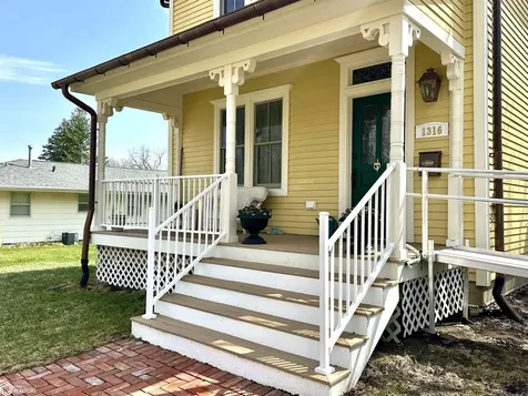 1316 4th Avenue Grinnell IA 50112