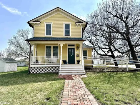 1316 4th Avenue Grinnell IA 50112