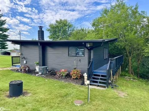 1305 & 1308 Holiday Lane Brooklyn IA 52211