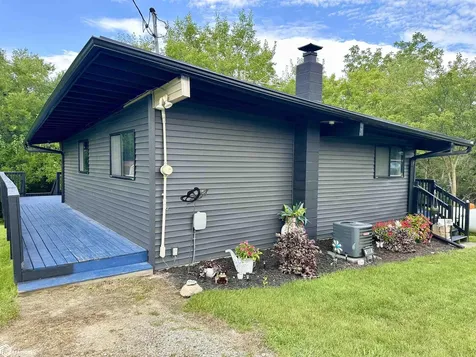 1305 & 1308 Holiday Lane Brooklyn IA 52211