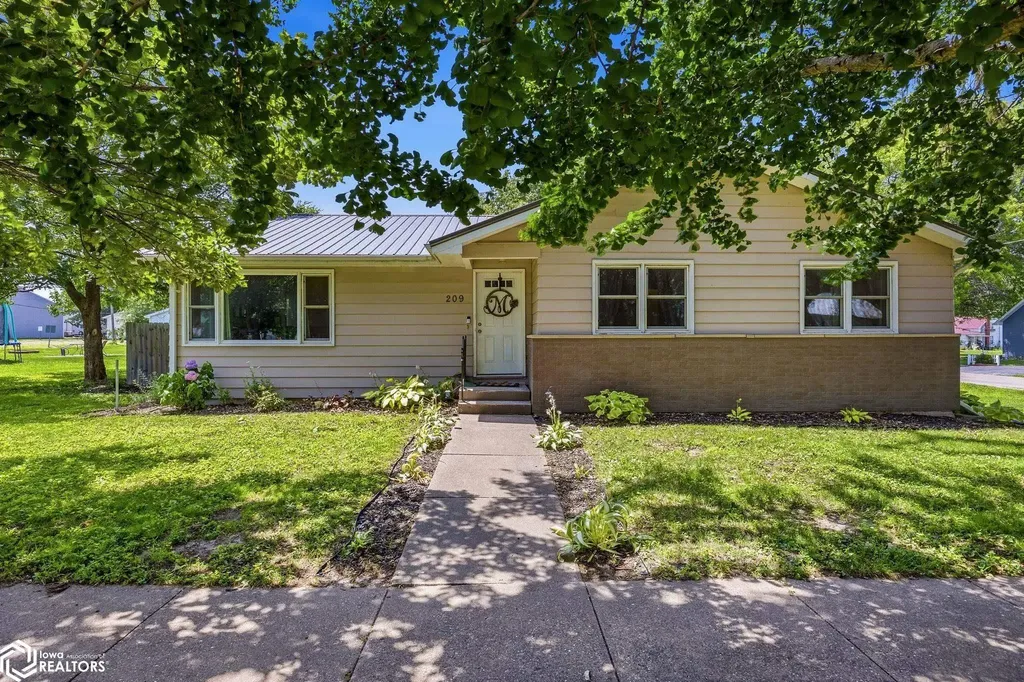 209 N Walnut Street Winfield IA 52659