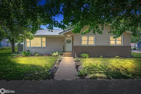 209 N Walnut Street Winfield IA 52659