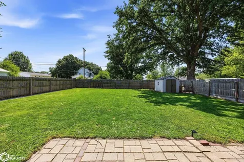 209 N Walnut Street Winfield IA 52659