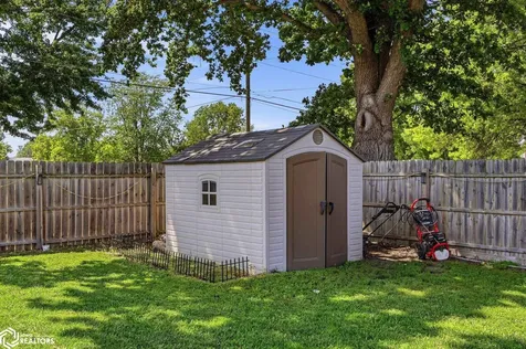 209 N Walnut Street Winfield IA 52659