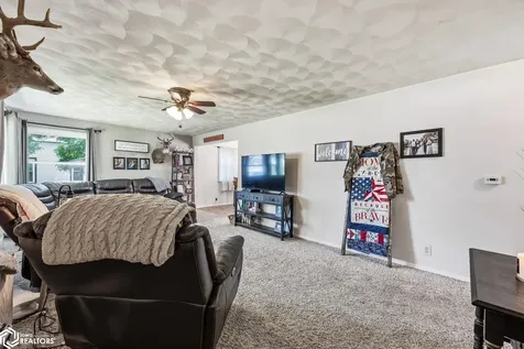 209 N Walnut Street Winfield IA 52659