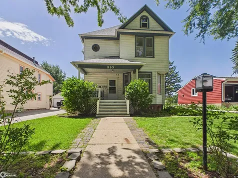 910 1st Avenue E Oskaloosa IA 52577