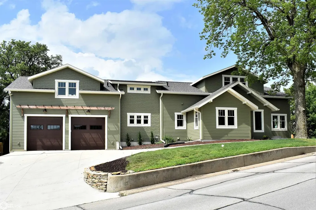 710 Park Avenue Iowa Falls IA 50126