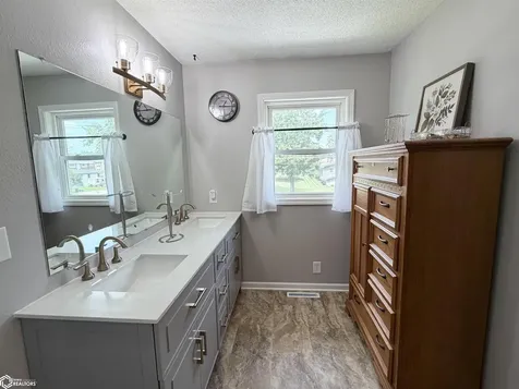 1115 N 9th Avenue E Newton IA 50208