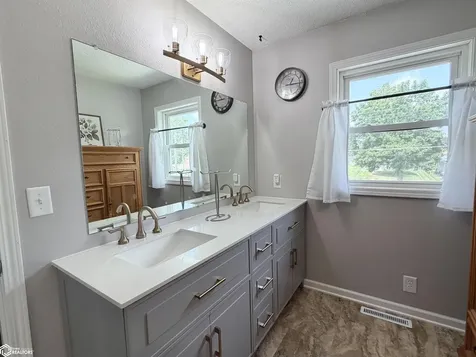 1115 N 9th Avenue E Newton IA 50208