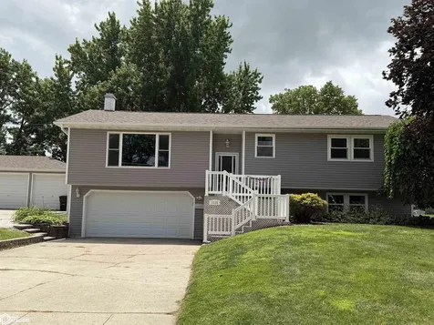 1115 N 9th Avenue E Newton IA 50208
