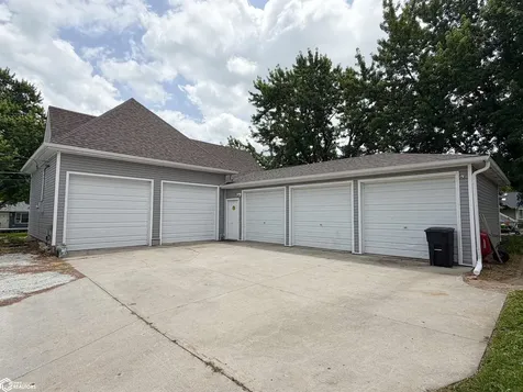 1115 N 9th Avenue E Newton IA 50208