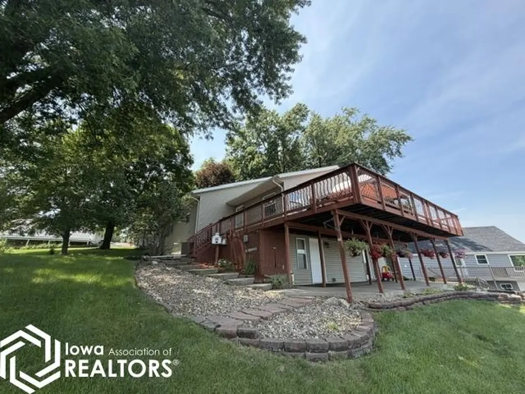2161 S Lakeshore Drive Brooklyn IA 52211