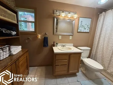 2161 S Lakeshore Drive Brooklyn IA 52211