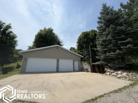 2161 S Lakeshore Drive Brooklyn IA 52211