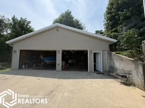 2161 S Lakeshore Drive Brooklyn IA 52211