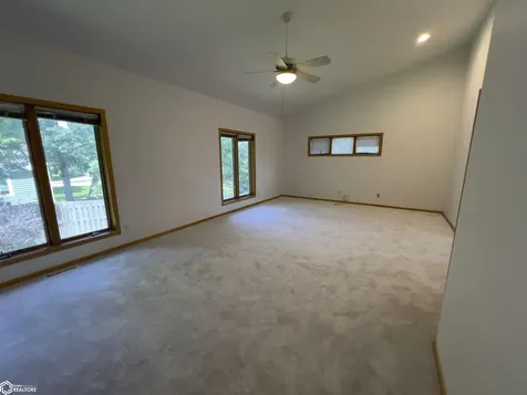 1102 S 12th Avenue W Newton IA 50208
