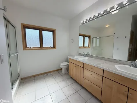 1102 S 12th Avenue W Newton IA 50208
