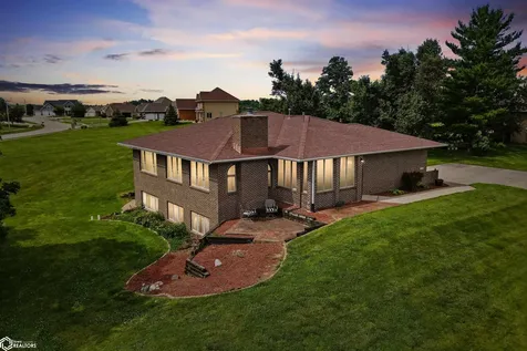 1702 Westwood Drive Marshalltown IA 50158