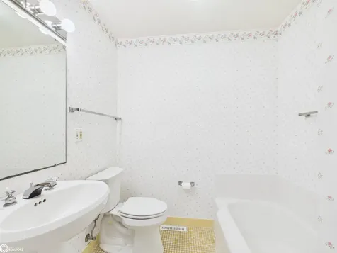 16 Carter Court Ottumwa IA 52501