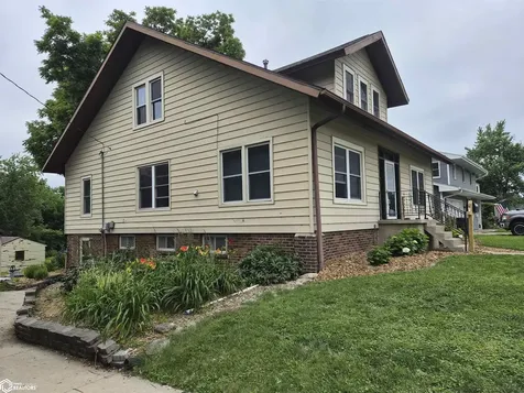 1225 N 4th Avenue W Newton IA 50208