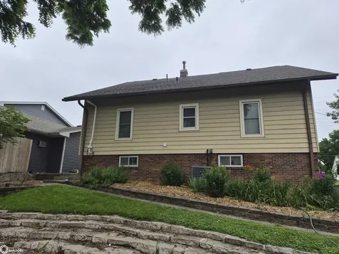 1225 N 4th Avenue W Newton IA 50208