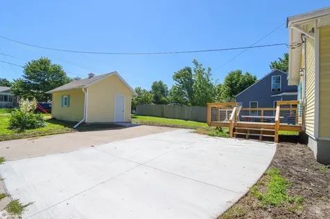 802 S Iowa Avenue Washington IA 52353
