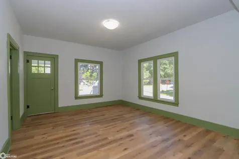 802 S Iowa Avenue Washington IA 52353