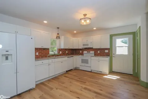 802 S Iowa Avenue Washington IA 52353
