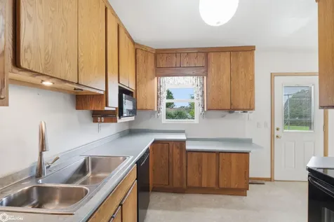 11 Palmer Street Marshalltown IA 50158