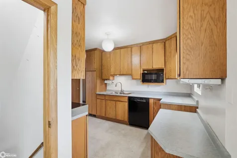 11 Palmer Street Marshalltown IA 50158