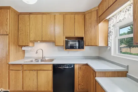 11 Palmer Street Marshalltown IA 50158