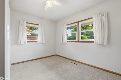 11 Palmer Street Marshalltown IA 50158