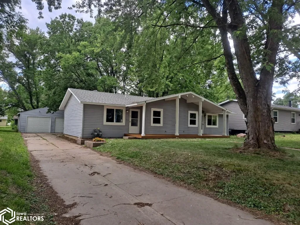 805 805 1/2 W 10th Avenue N Street Clear Lake IA 50428