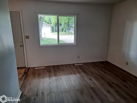 805 805 1/2 W 10th Avenue N Street Clear Lake IA 50428