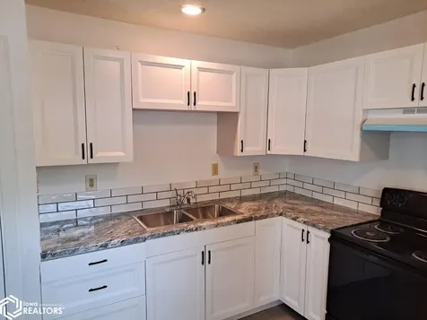 805 805 1/2 W 10th Avenue N Street Clear Lake IA 50428