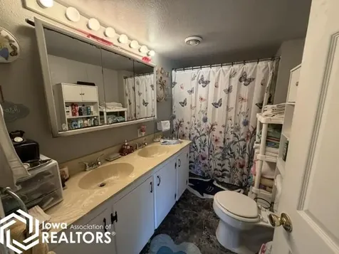 1386 Circle Drive Brooklyn IA 52211
