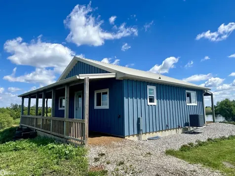 1569 Jasmine Avenue Fairfield IA 52556