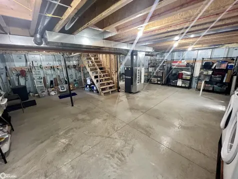 1569 Jasmine Avenue Fairfield IA 52556