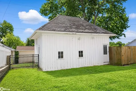118 S Woodlawn Avenue Burlington IA 52601