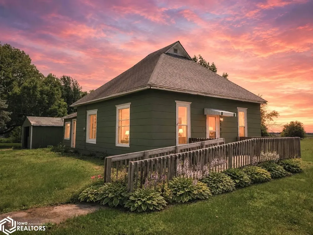 302 S High Street Delta IA 52550