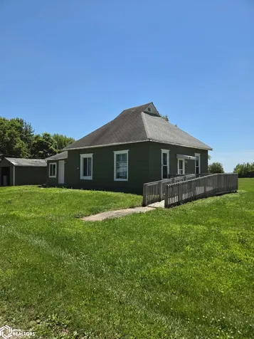 302 S High Street Delta IA 52550