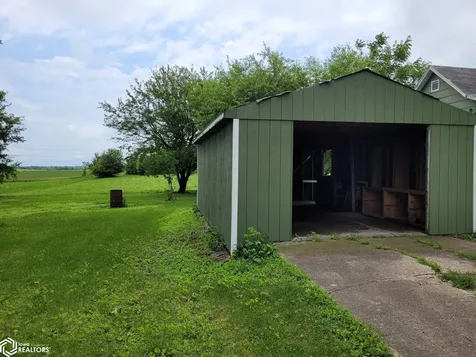 302 S High Street Delta IA 52550