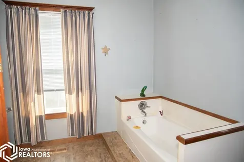 1637 Locust Street Ottumwa IA 52501