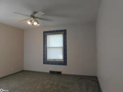2004 S 3rd Avenue E Newton IA 50208