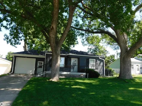 2004 S 3rd Avenue E Newton IA 50208